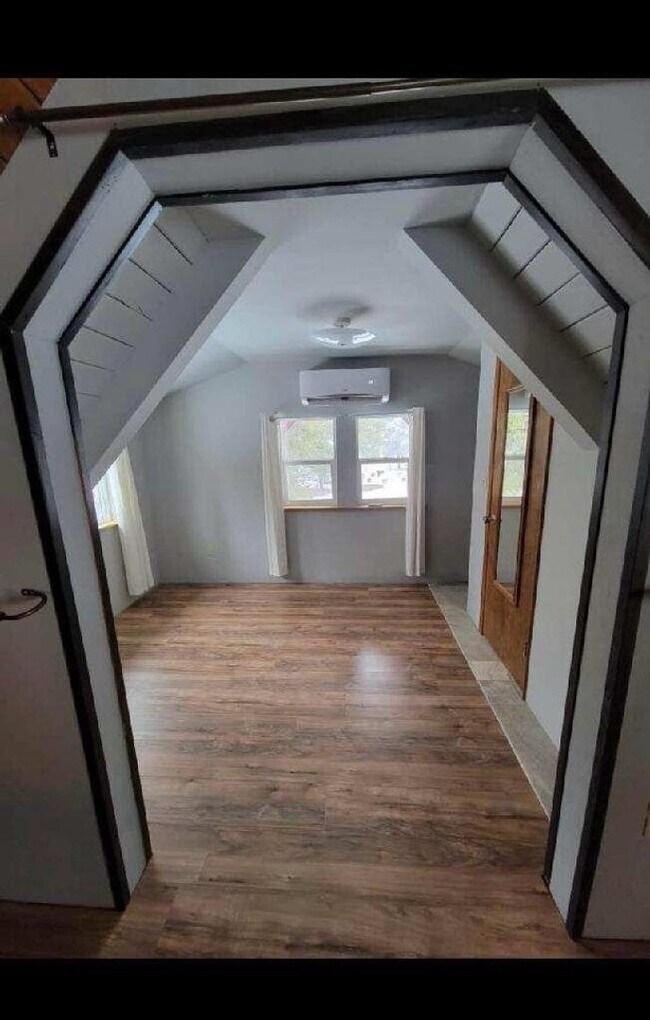 Building Photo - BAT-649