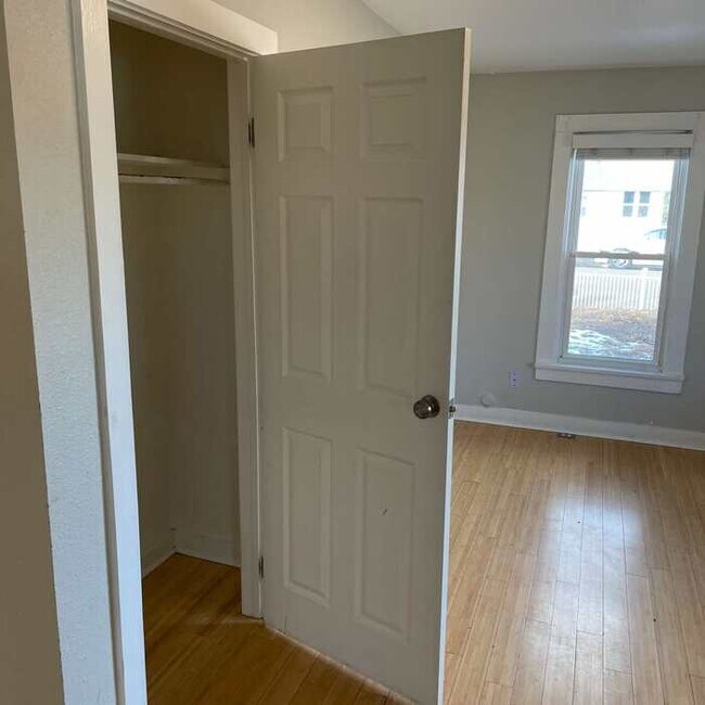 Building Photo - 3 Bed & 1 Bath House in Englewood / Available soon!