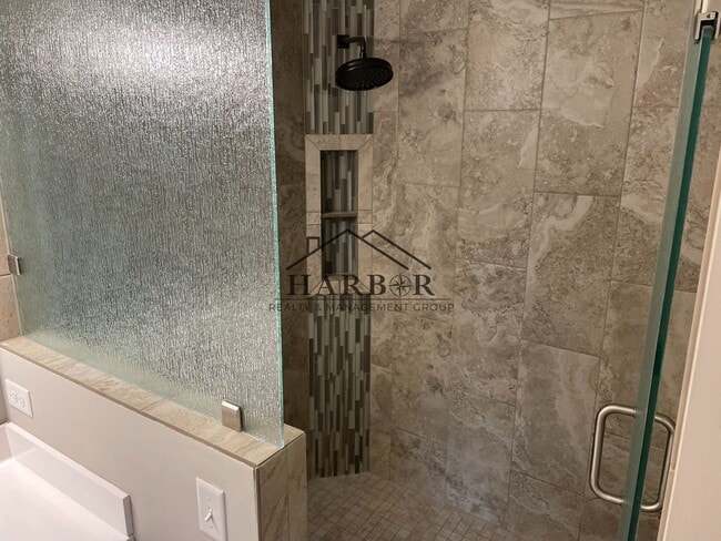 Building Photo - 2049 Kerry Dr NE