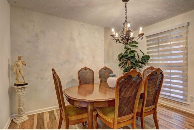 Building Photo - 457 Castleaire Dr SW
