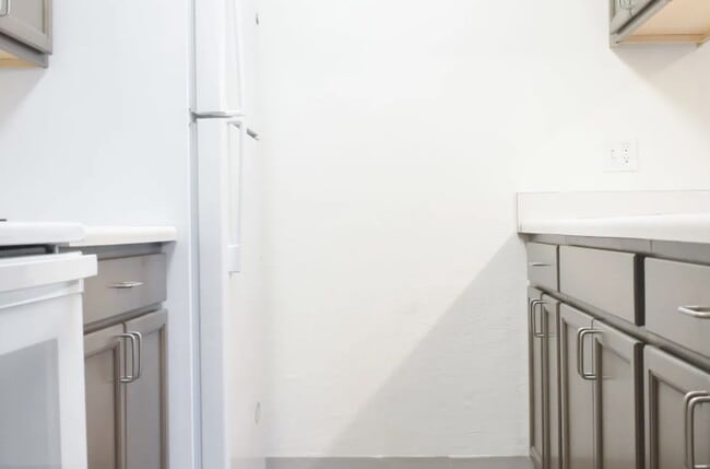 Building Photo - 654 S Westwood Ave