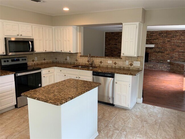 Building Photo - 4818 Crestmont Ct