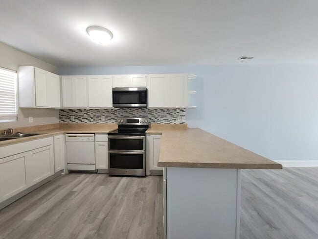 Building Photo - Townhome Available Now in Peletier, NC!