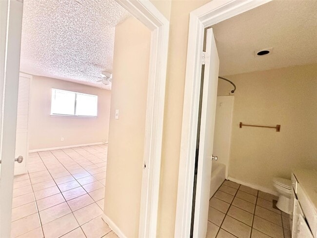 Building Photo - 207 W William Cannon Dr