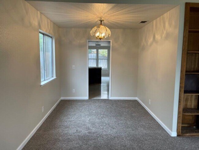 Building Photo - Fabulous 3 Bed 2 Bath home in the Heart of Elk Grove