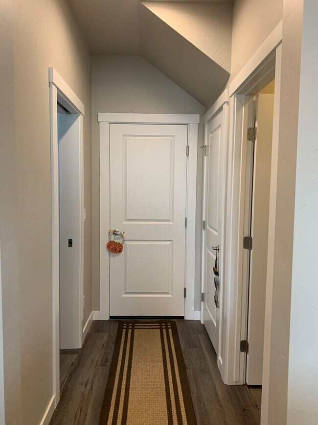 Building Photo - Newer 4 bed 2.5 bath home off Overland and...
