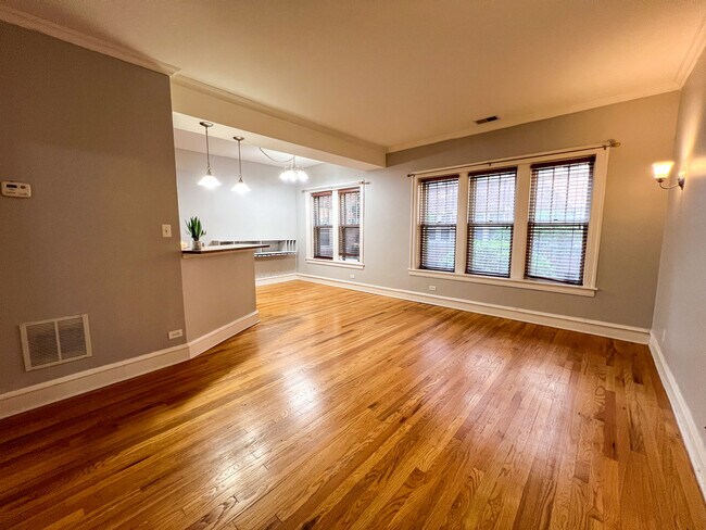 Building Photo - 219 N Oak Park Ave