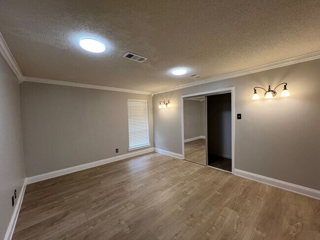 Building Photo - 9240-9250 Lockhart Rd