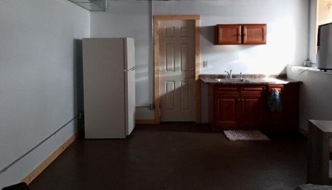 Building Photo - 118 E Railroad St