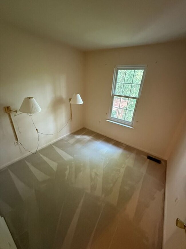 Building Photo - Updated 4BR Townhome!