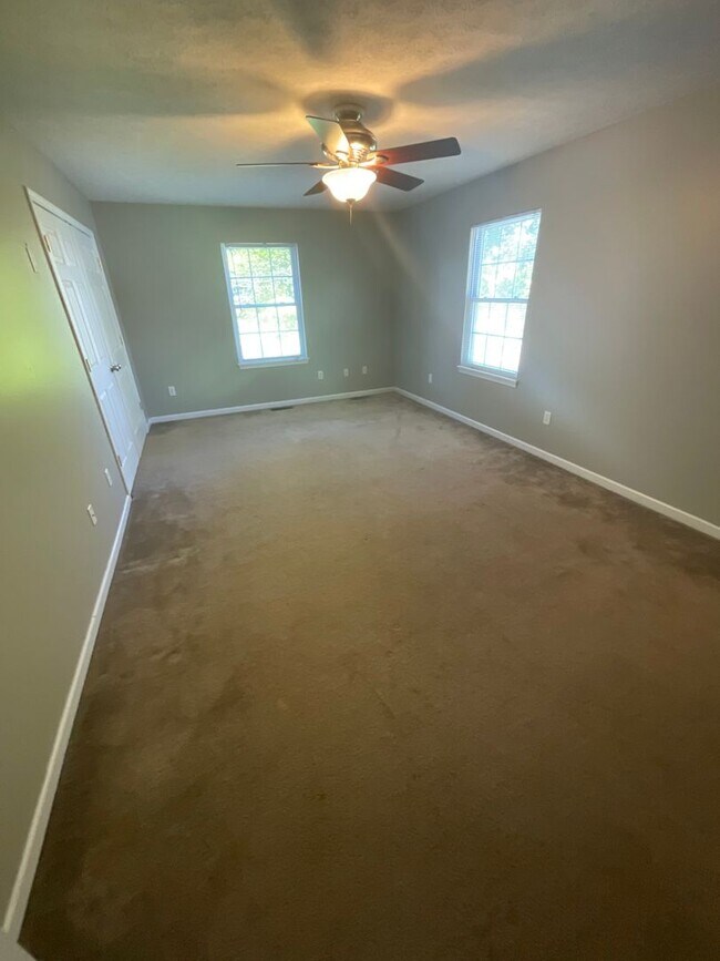 Building Photo - ****AVAILABLE AUGUST 2027**** Large 3 bed, 3 bath House with fenced yard