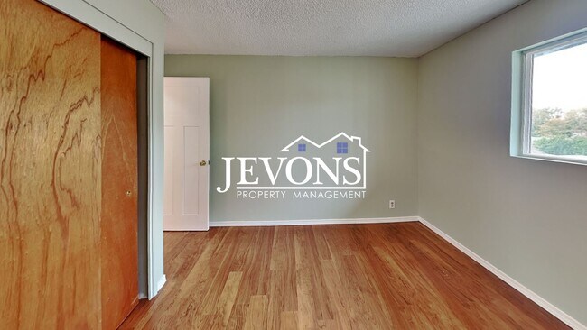 Building Photo - $1,000 Rent Credit if move-in occurs befor...