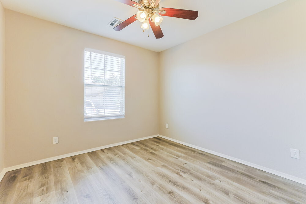 Building Photo - 1505 E Lakeview Dr