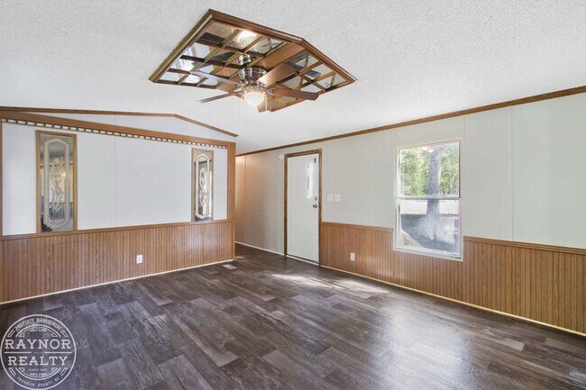 Building Photo - Enjoy the peace and quiet of the country!