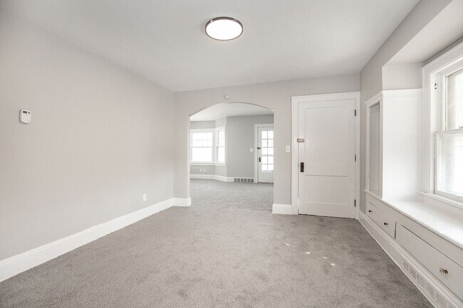 Building Photo - 4 BED, 1 BATH BEAUTIFUL SINGLE-FAMILY HOME IN CLEVELAND!