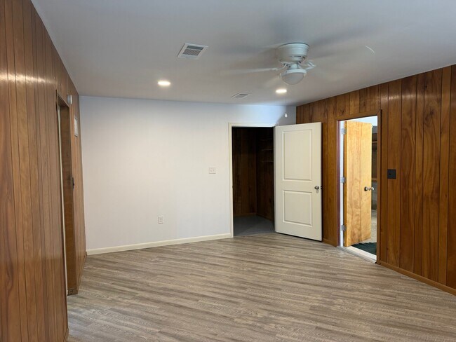 Building Photo - 2513 Winona Ave