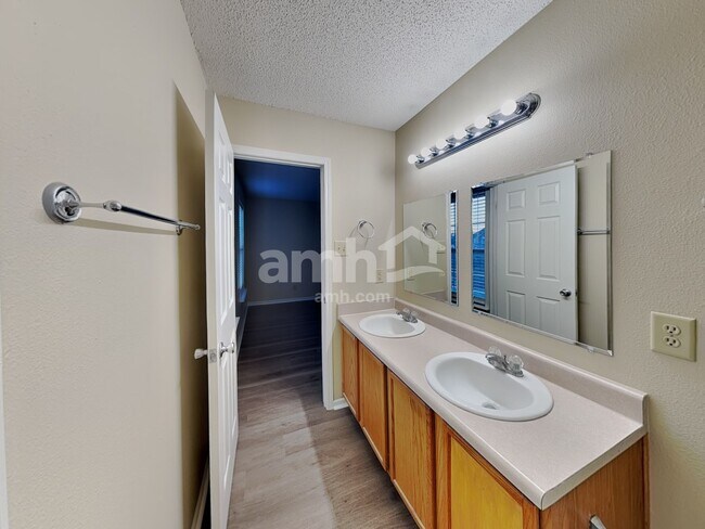 Building Photo - 10812 Parker Dr