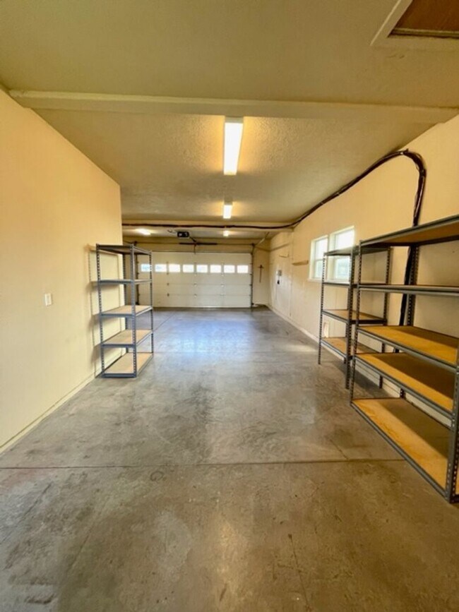 Building Photo - Gorgeous 3 bedroom spacious home in NE Ben...