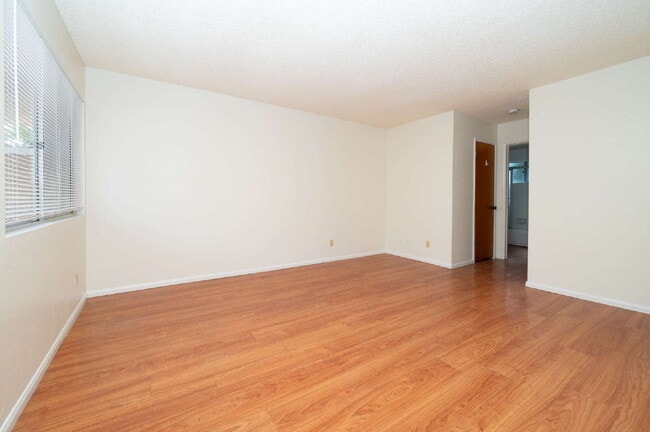 Building Photo - Chula Vista Large Upstairs 1 Bed / 1 ba. R...