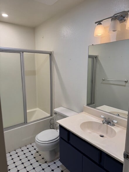 Hall bath with shower tub combo - 350 Burchett St