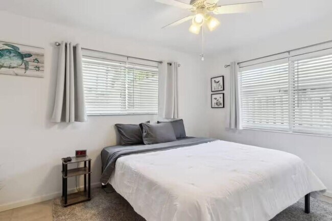 Building Photo - 1925 NE 29th Ct