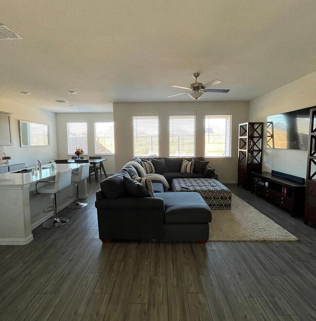 Building Photo - 2130 Clarion Dr