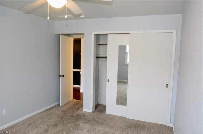 Building Photo - 6910 Carriage Hill Dr