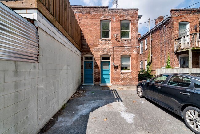 Primary Photo - 2627 W Cary St