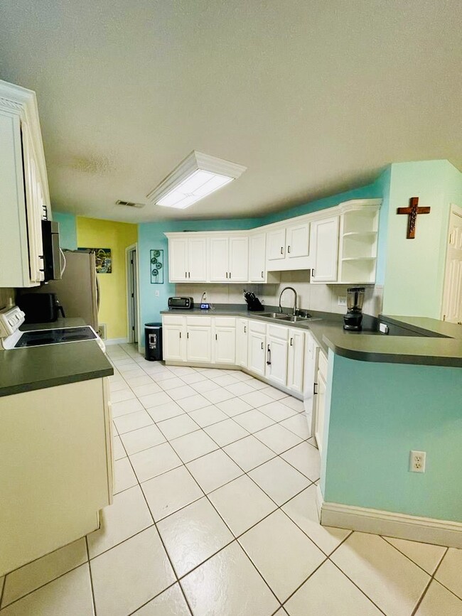 kitchen - 732 Denise Dr