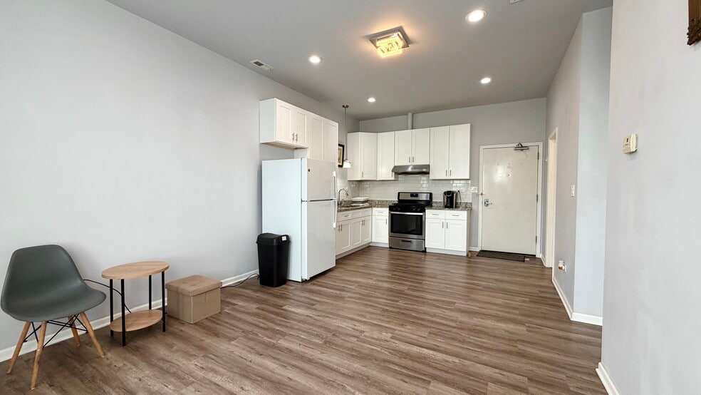 Building Photo - 2893 S Archer Ave