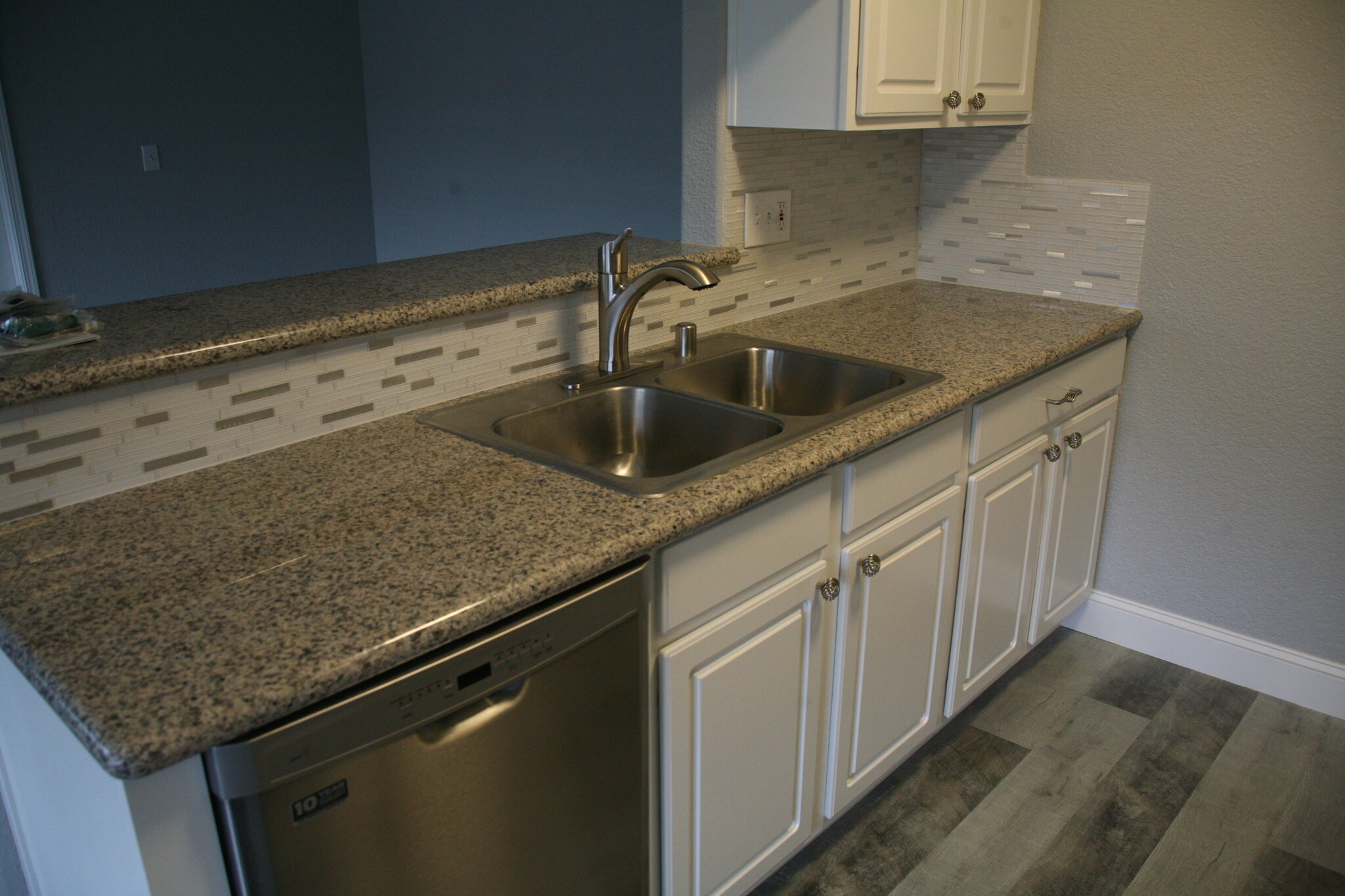 kitchen w/serving bar - 2708 Wilson Ave