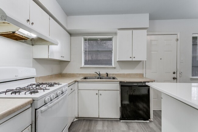 Building Photo - 528-S