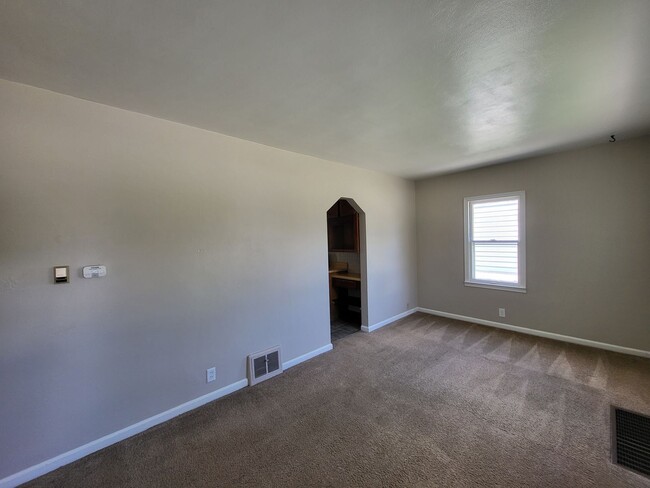 Building Photo - Don't miss this fully fenced back yard, de...
