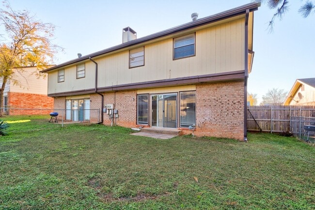 Building Photo - 3 bed 1.5 bath duplex in Midwest City