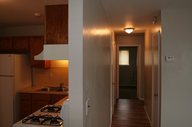 Building Photo - 4 bed- 1 bath!!