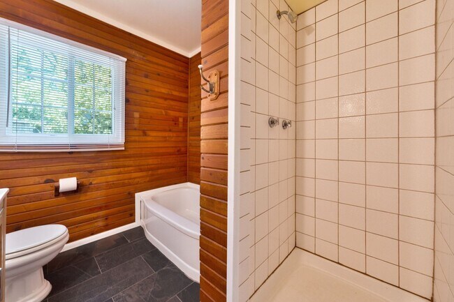 Building Photo - Private 2-Bedroom Fair Oaks Duplex with Gated Driveway & Garage!