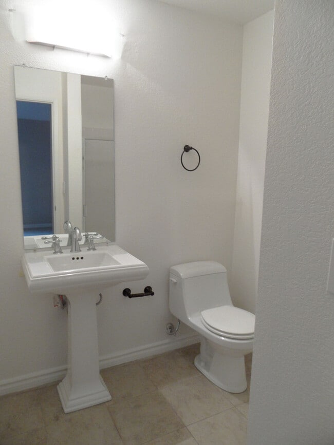 Building Photo - 3 bed/2 bath Upstairs condo! Hardwood floor, full kitchen, washer/dryer