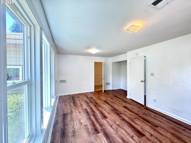 Building Photo - 337 Spruce Dr