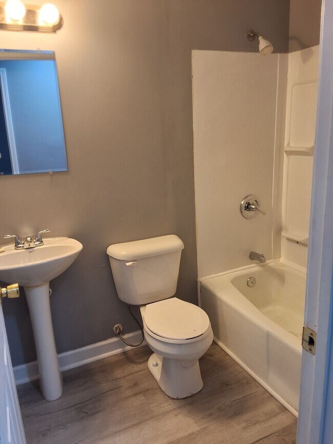 Building Photo - Beautiful 3 Bed, 1 Bath Convenient Locatio...