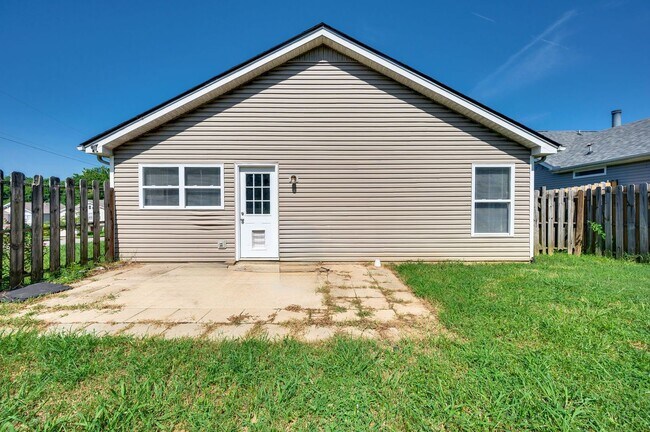 Building Photo - Awesome 4BE-Office/Bonus Room/ 2BA Home in...