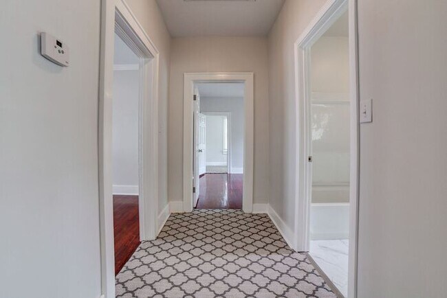 Building Photo - 2/1 Bright and Cheery Home Right Off Downtown!