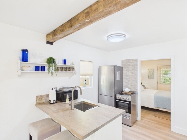 Building Photo - Charming All Bills Cozy Cottage