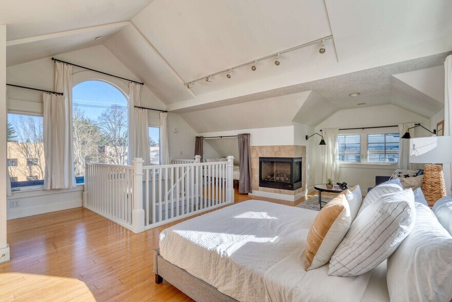 Building Photo - 915 SE 29th Ave