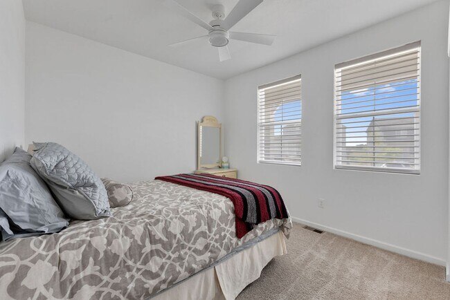 Building Photo - 4 Bedroom, 2 bath in Fort Collins - Backs ...