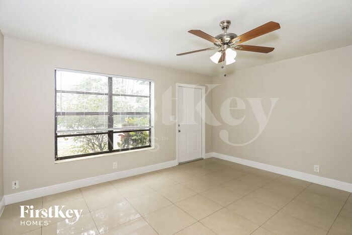 Building Photo - 1061 SW 31st St