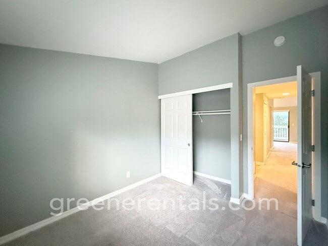 Building Photo - 2BR/1.5BA 3rd Floor Condo Overlooking Sinclair Inlet
