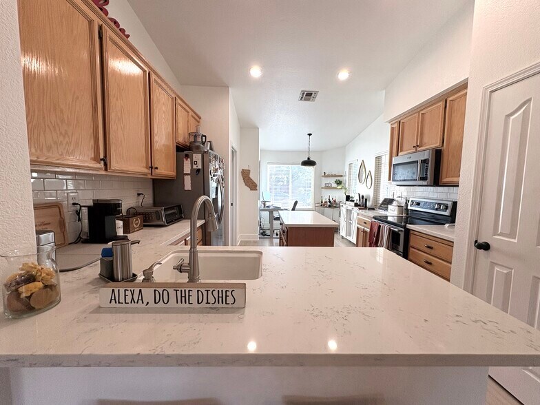 Building Photo - 928 Carter St