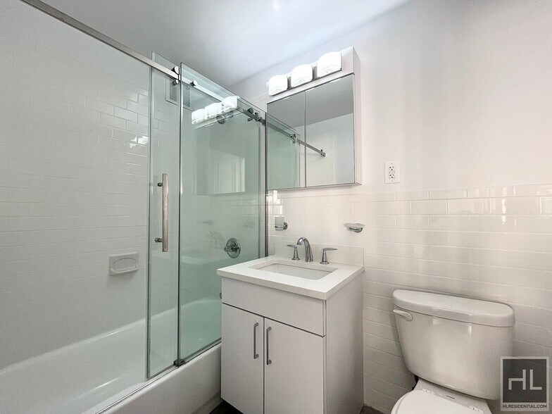 Building Photo - Luxury 5th Avenue Studio
