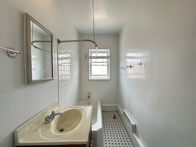 Building Photo - 850 W Cornelia Ave