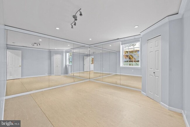 Building Photo - 5937 Avon Dr